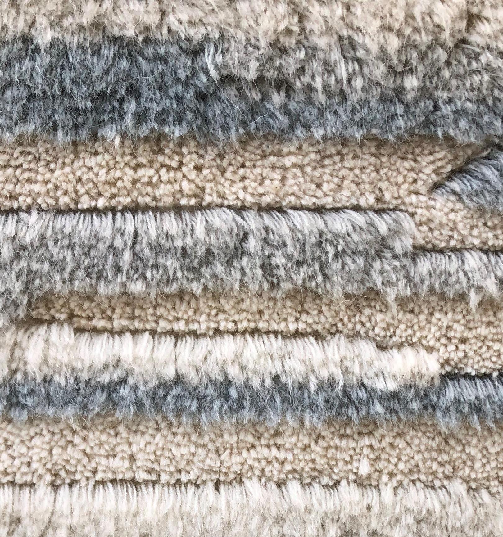 สีขาวเทา