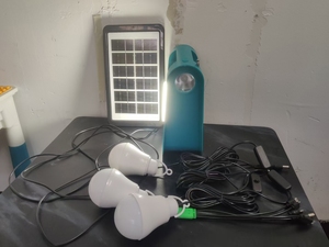 Mini sistema de energía solar portátil fuera de la red con controlador PWM Batería de iones de litio e iluminación para uso doméstico - Product Image 4