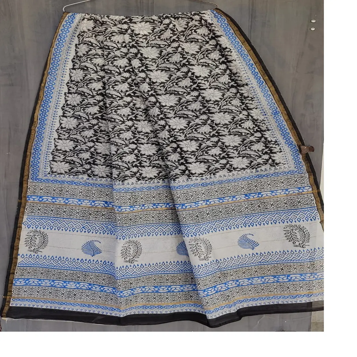 Foulards en coton sérigraphiés à motifs floraux en tissu de base noir sur mesure, idéaux pour la revente par les magasins de tissus