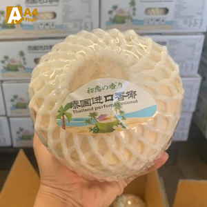 Il cocco intero gode di rinfrescante acqua di cocco e carne morbida di noci di cocco tailandesi fresche e raccolte con cura. - Product Image 3