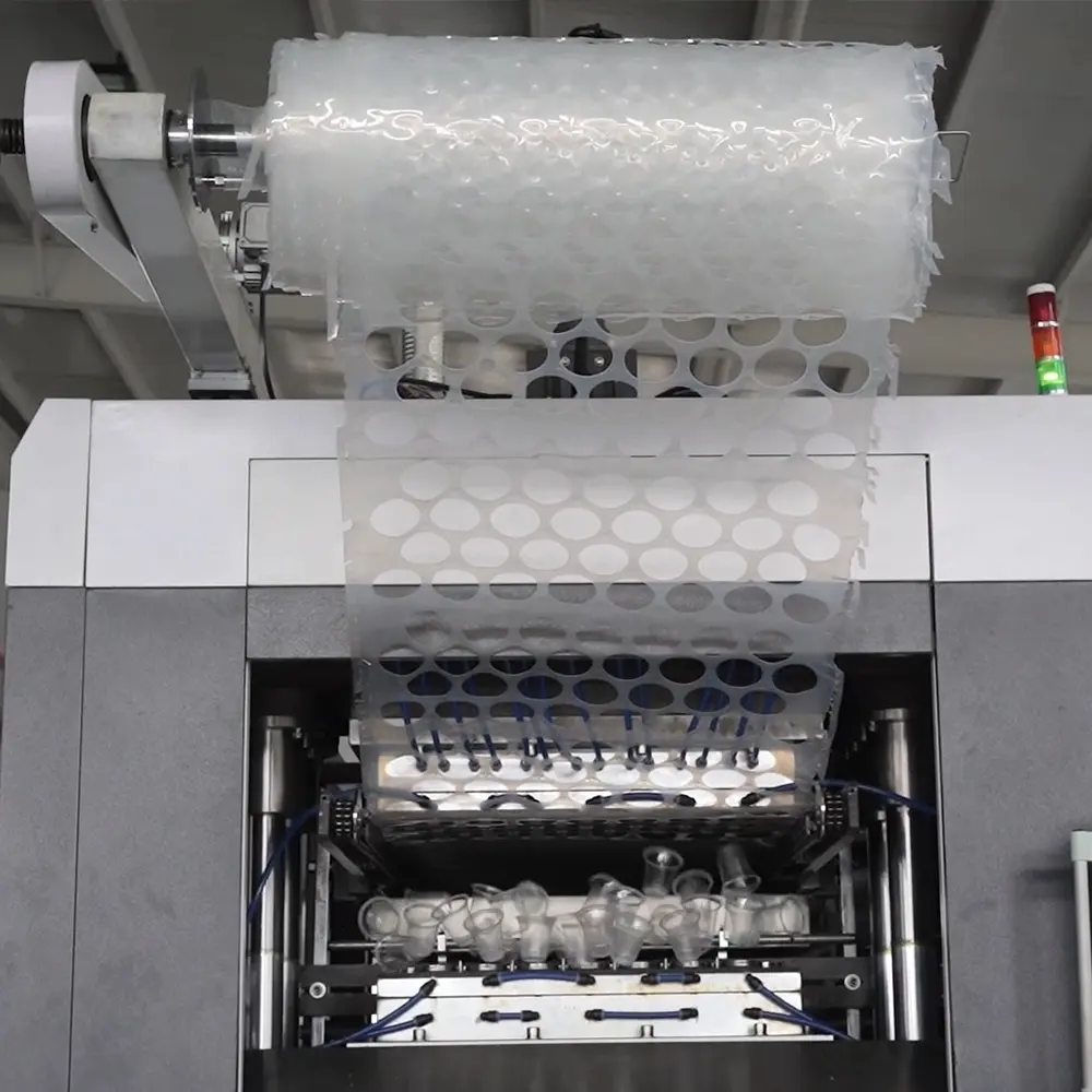 पैकिंग के लिए स्वचालित सर्वो ड्राइव सिंगल लाइन प्लास्टिक कॉफी कप और प्लास्टिक ढक्कन बनाने की मशीन