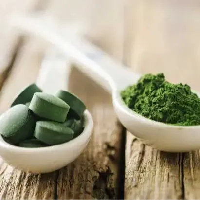 Tableta de hierbas de espirulina vegana 100% rica en proteínas y varios minerales y vitaminas utilizada como el mejor suplemento nutricional