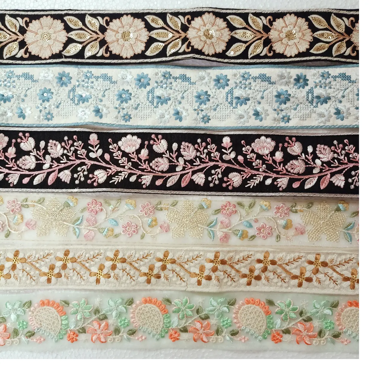 Cintas bordadas florales surtidas hechas a medida en una amplia variedad de patrones y diseños ideales para proveedores de cintas