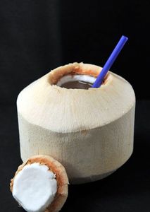 Frische Kokosnüsse von höchster Qualität, verpackt mit natürlicher Güte und Geschmack Diamond Coconut Variety