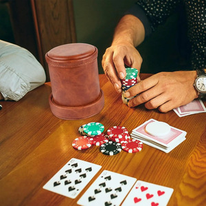 Nhà Máy Bán buôn xúc xắc cup biểu tượng tùy chỉnh da Shaker cup với Poker dices nhựa da tùy chỉnh xúc xắc cup <span class=keywords><strong>Set</strong></span> - Product Image 5