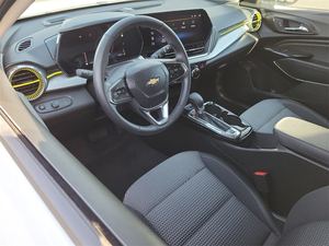2025 chev_rolet trax lt fwd בשימוש עם תיבת הילוכים אוטומטית בד פנים כהה