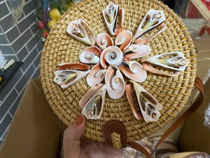 Yuvarlak el dokuması Rattan Bali saman omuzdan askili çanta kolları ile el oyma ve el boyalı ahşap ön çapraz vücut Vegan çanta