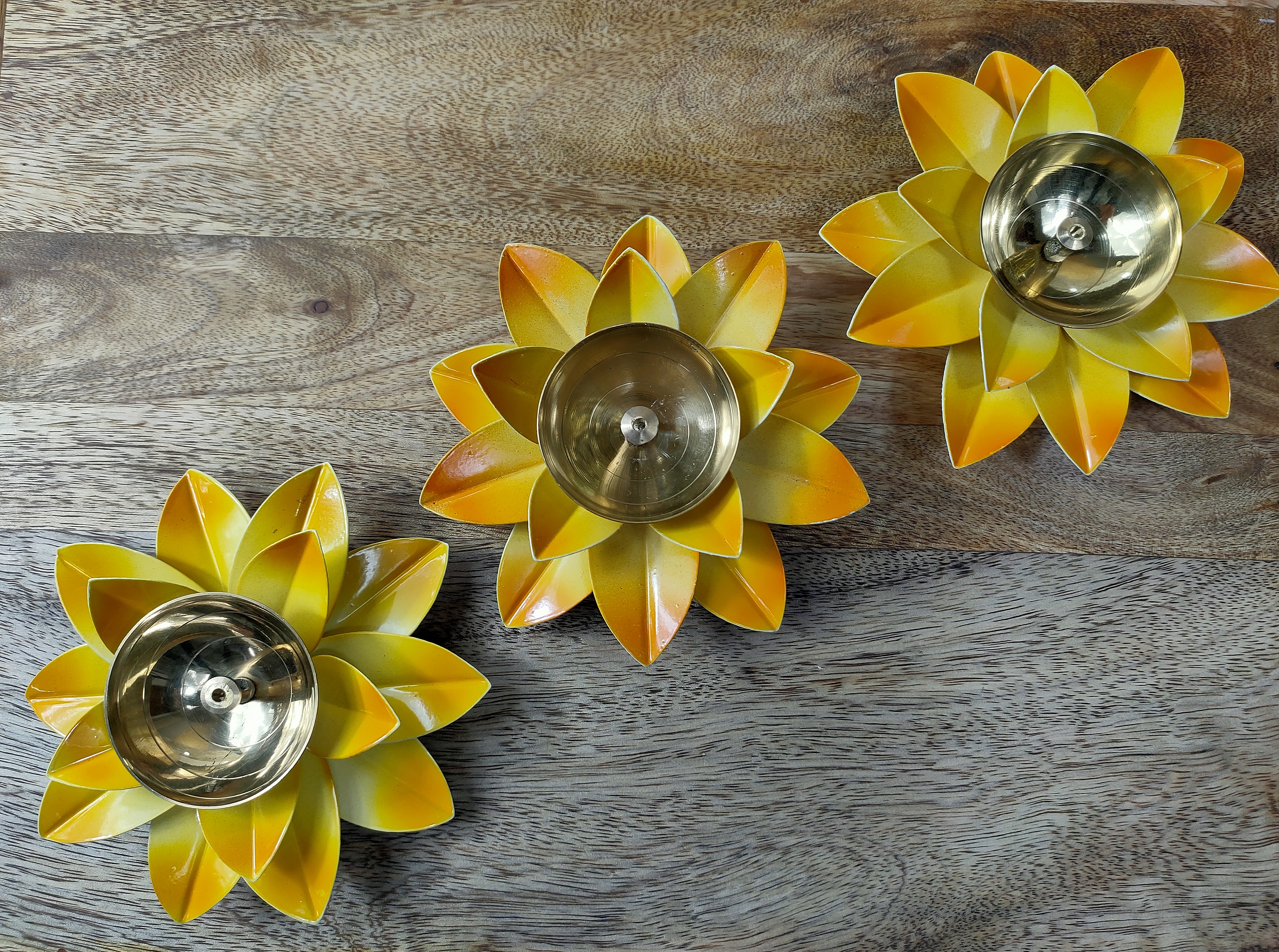 สีเหลือง