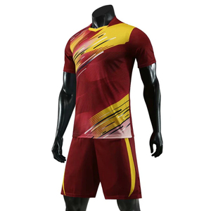 เสื้อฟุตบอลระบายอากาศแห้งเร็วสำหรับผู้ชายเสื้อฟุตบอลมืออาชีพออกแบบได้ตามต้องการ