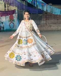 ブラックゴールデンKasturiシルク-Georgette Lehngaスパンコール付きドリワークシーケンス & ドリLehenga Choli服 - Product Image 5