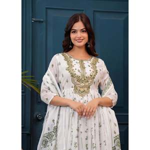 白色绿色刺绣Mulmul Anarkali礼服，配有Dupatta印度节日和派对服装，配有Lehenga Choli型号 - Product Image 2