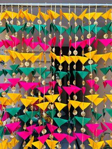 מחרוזות tassel מסורתיות עבור קישוטים חתונה חגיגי רקע מושלם פונקציות גודל 45 סנטימטרים צבעים צהוב ירוק מגנטה צהוב ירוק