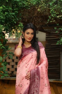 Heavy Kanjivaram <strong>Design</strong> Beautiful and Premium Handwork Royal and Kanjivaram Soft Silk Sari - Product Image 6