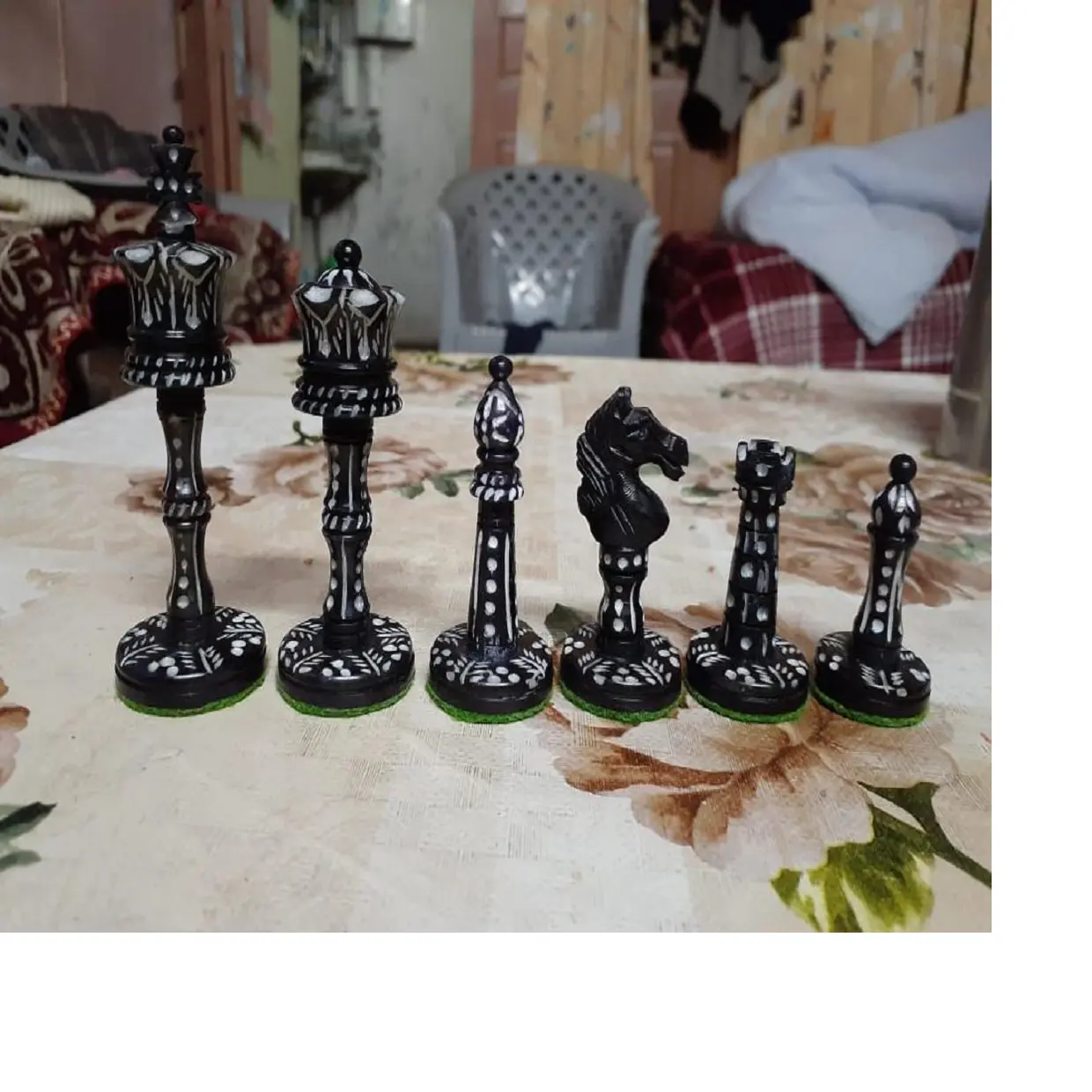 Özel yapılmış siyah renkli el oyma kemik satranç seti adet el yapımı artisan tarafından satranç oyuncular ve satranç ürün tedarikçisi