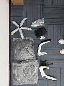Luxuriöser moderner Bürostuhl mit dicker Polsterung Chromrahmen Verstellbares Nylon material zur Steuerung der Neigung spannung für Manager