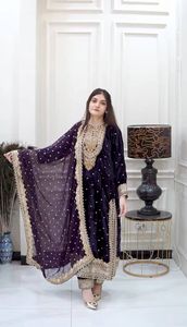 新款派对服装粘胶天鹅绒设计师巴基斯坦Salwar Kameez套装，以最优惠的价格为女性时尚宣言