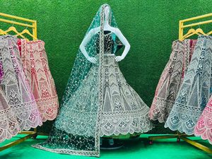 インドの伝統的なプレミアムネットLehngaコレクション結婚式とパーティーウェアLehenga Choli女性用Surat Indiaサリードレス