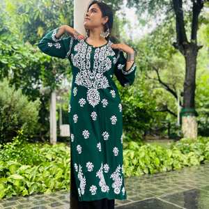 Dark Green Rayon <span class=keywords><strong>Kurti</strong></span>女性用エレガントで快適な毎日のお祝い着用柔らかく通気性のある生地白ステッチデザイン冬用