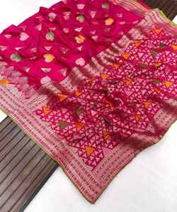 Rot bedruckter <span class=keywords><strong>Saree</strong></span> mit weißer Baumwoll bluse für einfache Hochzeits feier tragen Frauen