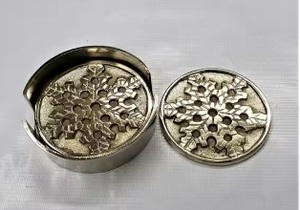 经典外观设计黄铜三角垫，定制形状和尺寸金属三角垫，用于餐桌装饰