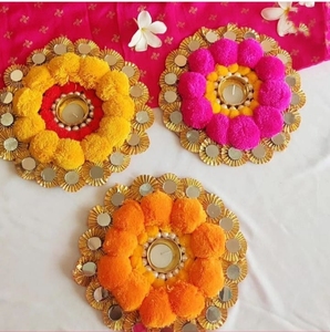 ポンポン付きフラワーティーライトホルダーRangoli Diwali <span class=keywords><strong>Diya</strong></span>キャンドルホルダーメタルディヤクリスマスディワリギフト結婚式の装飾