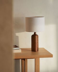 豪華な家の装飾に使用される茶色の仕上げとファブリックシェードを備えた純粋な手作りの木製と金属のテーブルランプ