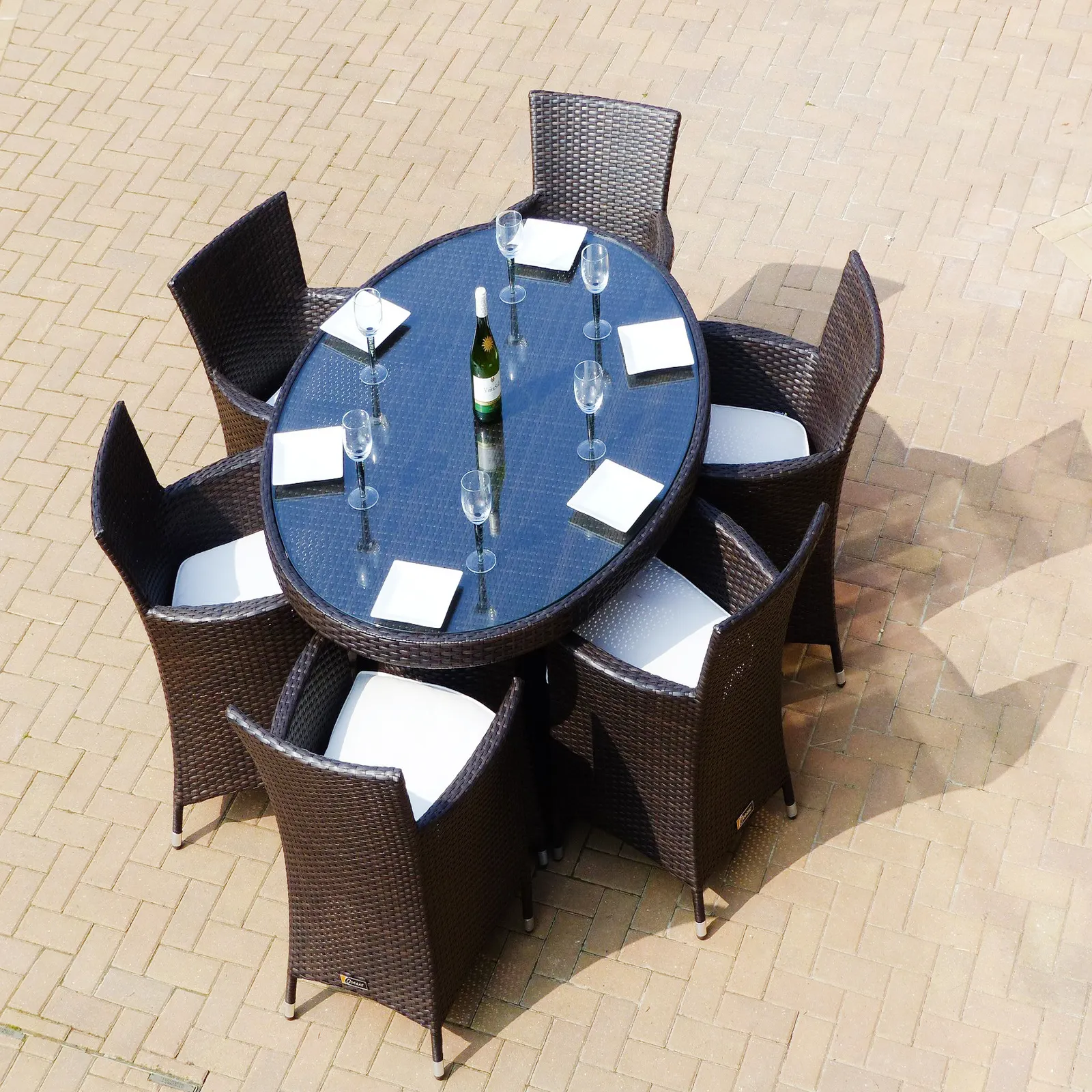 The 6-seater cube rattan dining set brings a touch of class to any garden. Modern set is comfortable yet compact for your