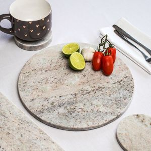 手作り大理石のカッティングボード機能性耐久性と完璧なスライスの切り刻みと食べ物を提供する