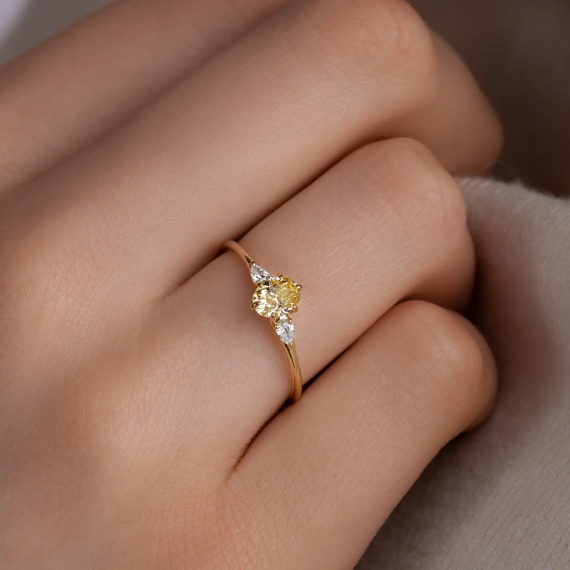 VVS anello di fidanzamento con taglio ovale in Moissanite con zaffiro giallo 14 carati con anello da sposa con accento a tre pietre con pietra laterale a pera
