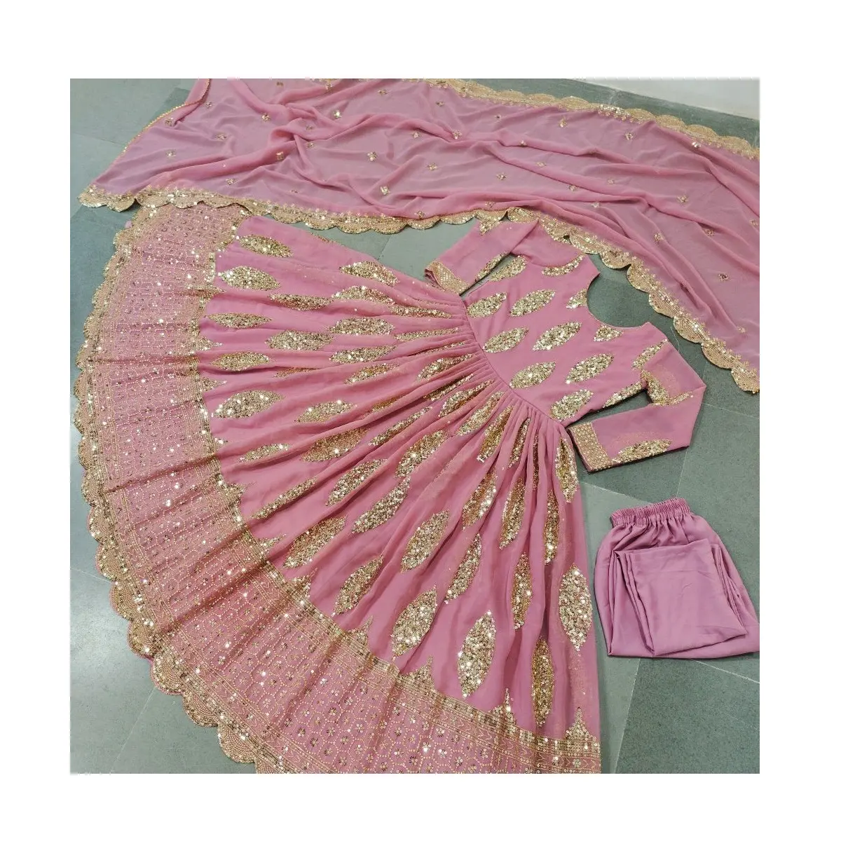 Neue Party Wear Georgette mit voller schwerer Stickerei Sequenz Arbeits kleid mit Dupatta Set für Frauen Bollywood Kleid Großhandel