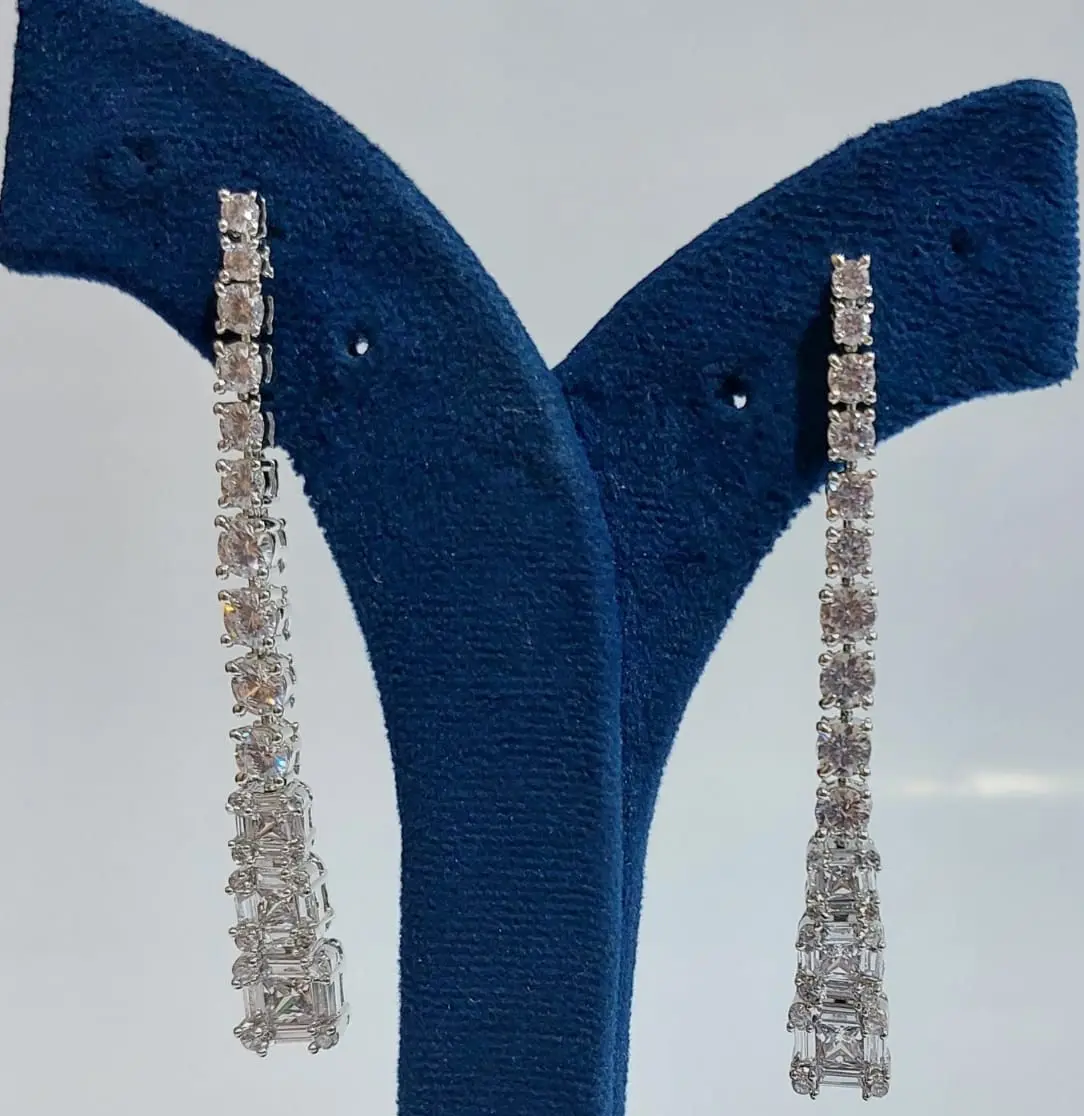 Joyería al por mayor hecha a mano hermosa latón americano diamante pendiente largo borla pendientes colgantes para mujeres fabricante indio