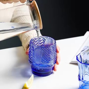 魅力的な鯉をテーマにした魚のディテールが施されたドリンクウェア、ウォータージュークカクテルのモダンなキッチンの装飾や個人的なギフトに最適