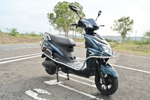 高性能48V 650W電動スクーター30KM/Hスピード45KMレンジショックアブソーバーがでこぼこ道にスムーズに乗る - Product Image 2