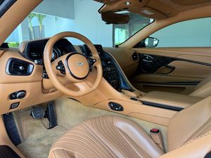 公平使用的2017阿斯顿马丁DB11 V12 Coupe RWD