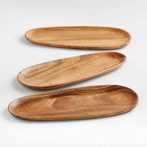 Acacia Wood Long Oblong Platterは、アカシアの木製スレートで作られたサービングトレイです。丸みを帯びたエッジと滑らかな長方形の形状をしています - Product Image 3