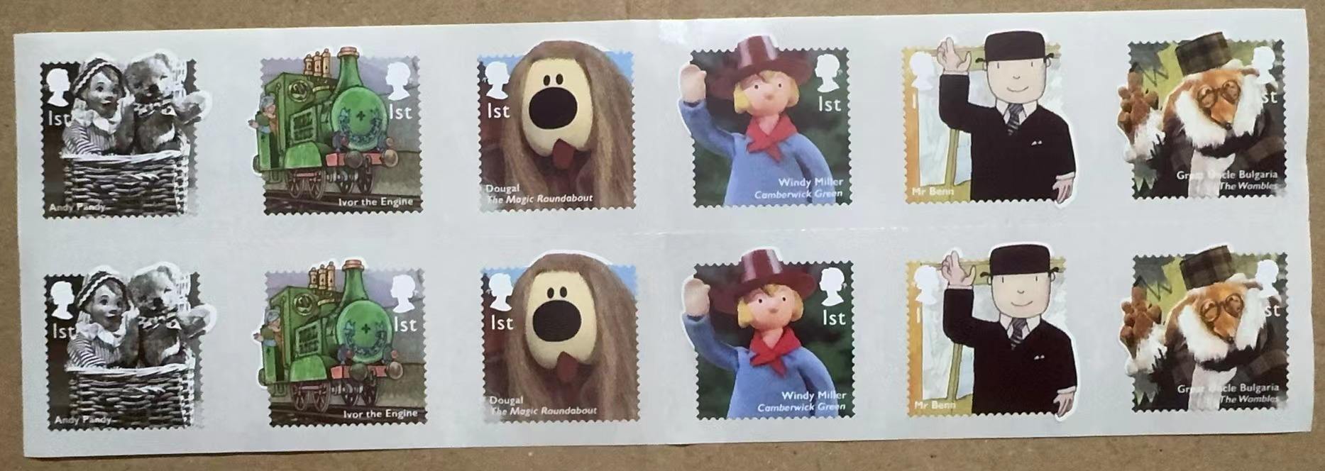 12 timbres britanniques 1ST Green Train et Black Hat Man