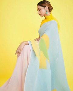 <span class=keywords><strong>DEEPIKA</strong></span> PADUKONE设计了盛开的压花乔其纱印花纱丽，搭配衬衫RIDDHI时尚发布婚礼场合
