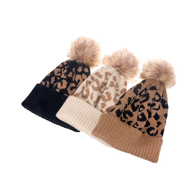 Qualidades Premium Knitting Jacquard Leopard padrão Moda Estilo Japonês Hat Fluffy Ball on Top Aumente o estilo Brim Collage