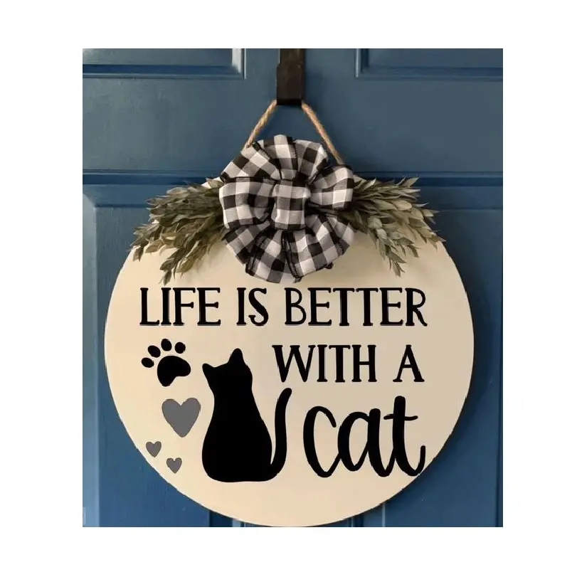 La vita è migliore con una decorazione del portico anteriore della targa appesa alla porta d'ingresso del gatto con etichetta regalo verde per le vacanze