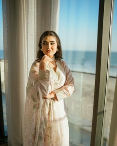 Thay đổi phong cách của bạn với thêu tay của chúng tôi vải lụa tinh khiết Scoop mô hình cổ đầu gối dài kurti & plazzo với bộ dupatta - Product Image 2