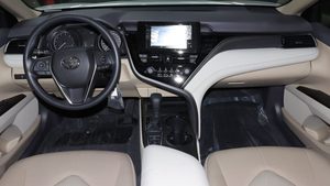 2023年トヨタ用カムリ自動ギアボックス右ハンドル付き新モデルダークインテリアレザーシートFWD