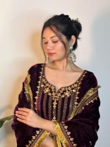 美丽的设计师刺绣天鹅绒Salwar Kameez现成的紫色蓝色3 pc天鹅绒Kurta Palazzo套装，配有杜帕塔派对装