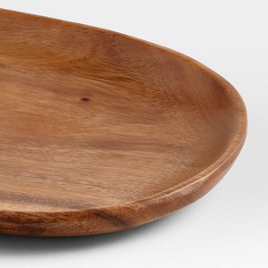Acacia Wood Long Oblong Platterは、アカシアの木製スレートで作られたサービングトレイです。丸みを帯びたエッジと滑らかな長方形の形状をしています - Product Image 2