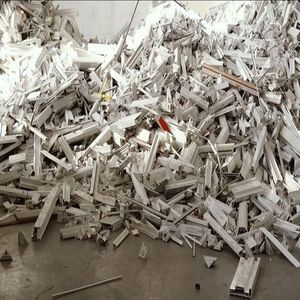 Geri dönüşümlü UPVC boru hurda ve PVC pencere profil cips beyaz ve gri renk - Product Image 1
