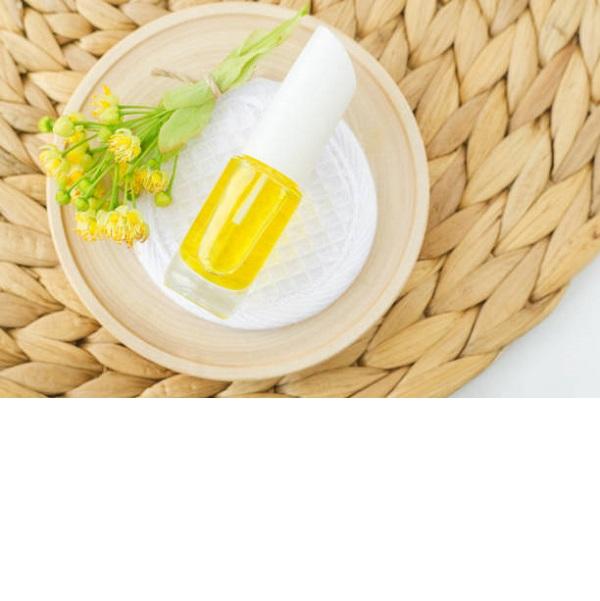 สีเหลืองอ่อนถึงสีเหลืองเข้ม