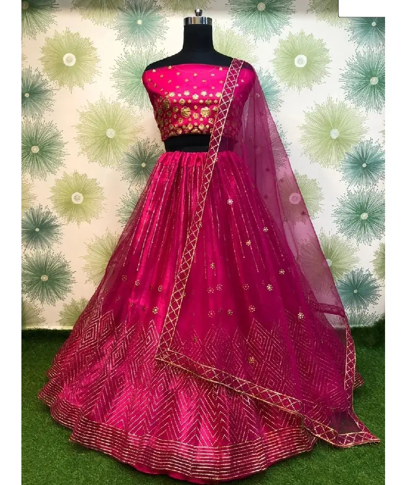 Le nuove donne firmate indossano abiti da sposa indiani Lehenga Choli in materiale netto e abiti in Georgette Anarkali con lavoro pesante