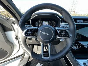 中古で絶妙なきれいに使用2025 J a g u a r F-PACE P250 R-Dynamic S AWD