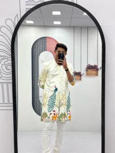 印度服装尝试德西男孩的外观与这款永恒的多色男装纯棉库尔塔刺绣镜子与底部