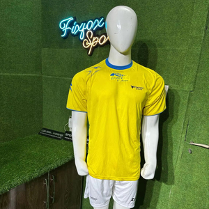 Özelleştirilmiş futbol forması ve şort 2025 baskılı hızlı kuru spor futbol üniformaları kiti