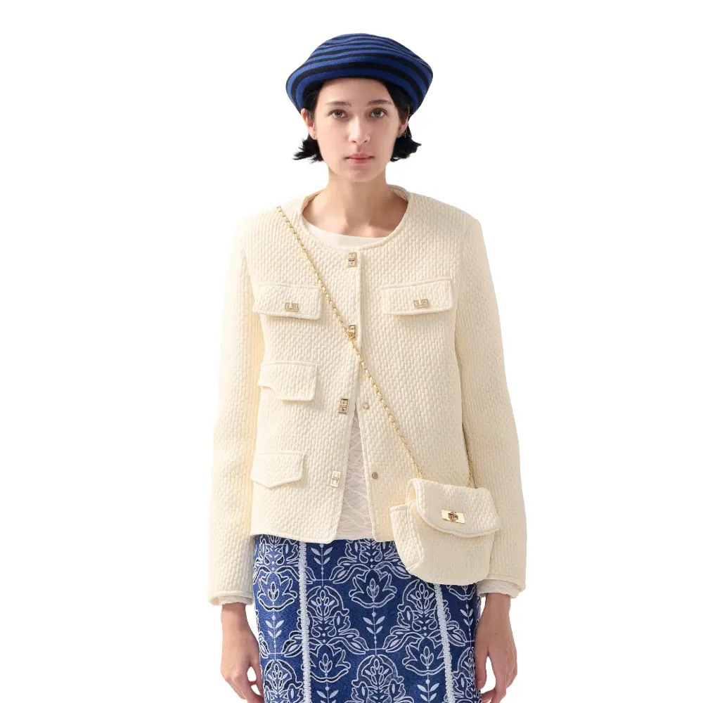 Элегантное женское классическое пальто в стиле ChanelStyle в комплекте с белой сумочкой